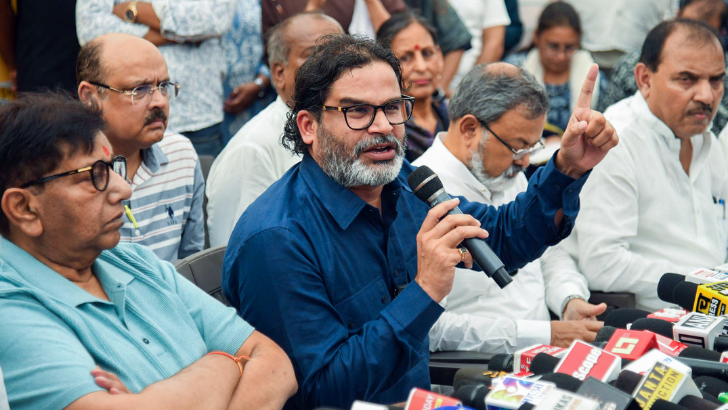 https://www.salarnews.in/public/uploads/images/newsimages/maannewsimage09102025_174739_Prashant kishore.png